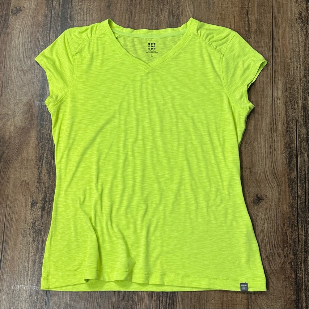 TITLE NINE Matahari Highlighter Yellow V-Neck Short Sleeve Tee Top L
